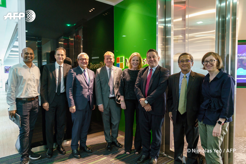 De gauche à droite : le Directeur des ventes Asie-Pacifique de Microsoft Sanjay Patel, le Directeur régional Asie-Pacifique de l'AFP Philippe Massonnet, le PDG de l'AFP Emmanuel Hoog, le Directeur de la communication de Microsoft Asia Andrew Pickup, la Conseillère juridique adjointe et Directrice régionale Asie du Microsoft's Digital Crimes Unit Mary Jo Schrade, le Directeur marketing Asie-Pacifique de l'AFP Marc Lavine, le Directeur du bureau de Singapour et de la Malaisie Roberto Coloma, et la Responsable marketing et communication de Microsoft Philanthropies Delphine Gunther-Morandeau.
