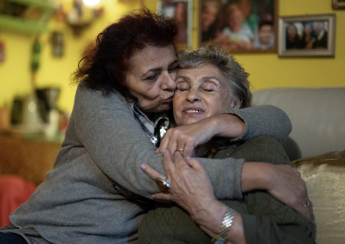 A woman embraces Rosa Schneeberger.